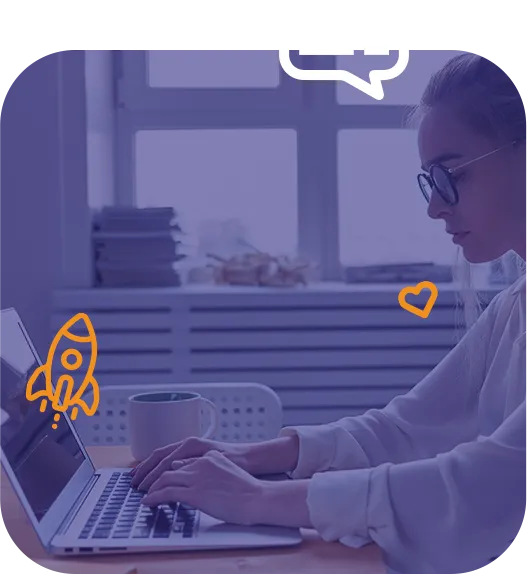 Profissional usando notebook em um escritório; ícones de balão e foguete ilustram marketing digital.